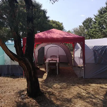 مكان تخييم Nuraghe Ruiu Villaggio Tende Attrezzate